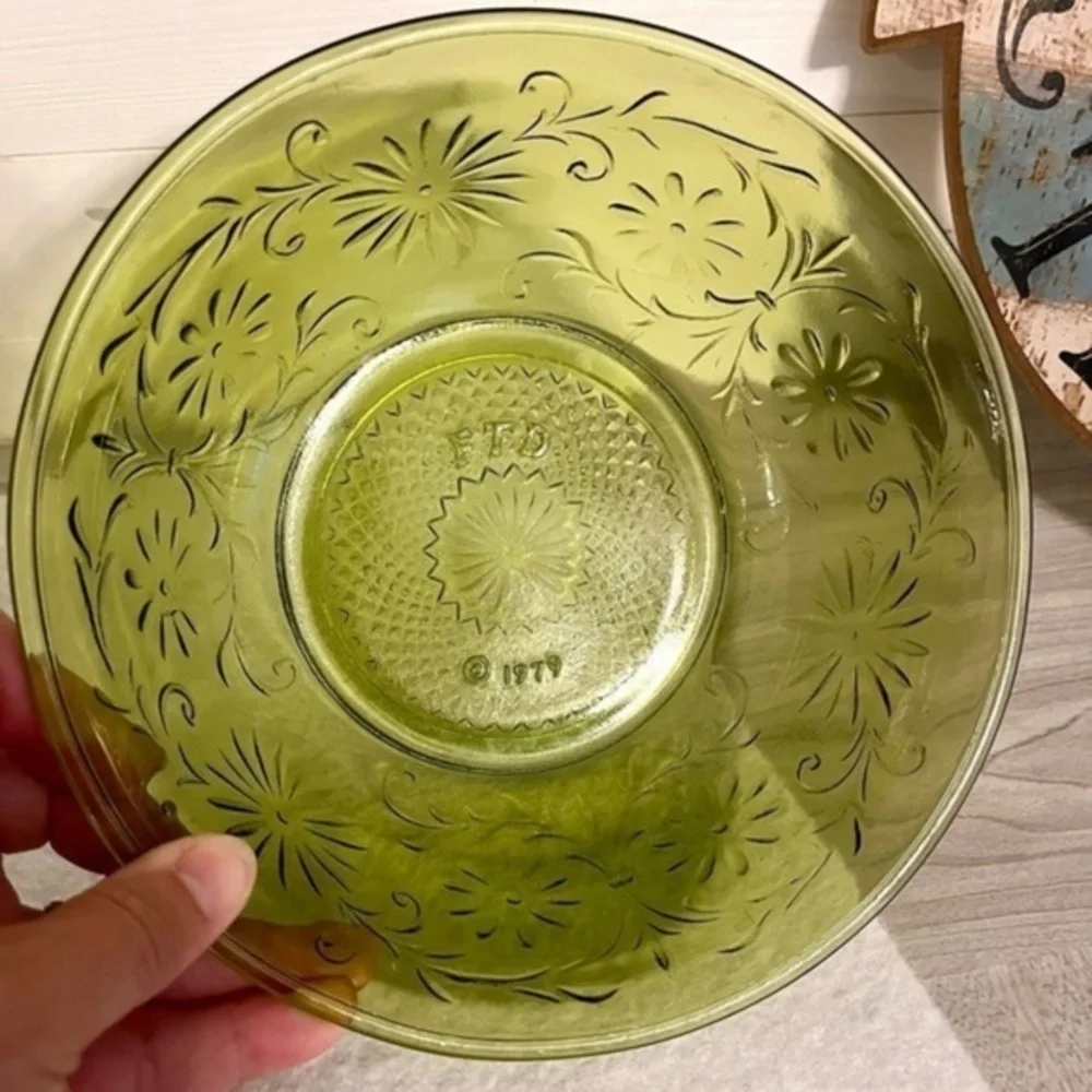 Vintage 1979 FTD Olive Green Glass Bowl Daisy Pattern 7.5”